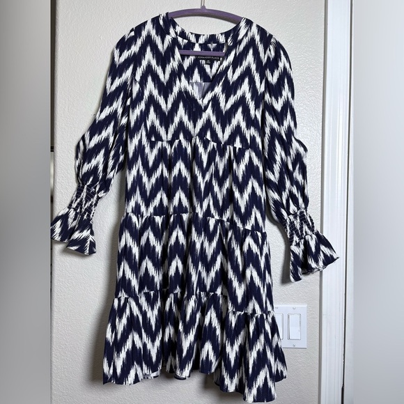 Pomander Place by Tuckernuck, Navy/White Ikat Mini, V Collar, Shirred Wrist. - Picture 13 of 14